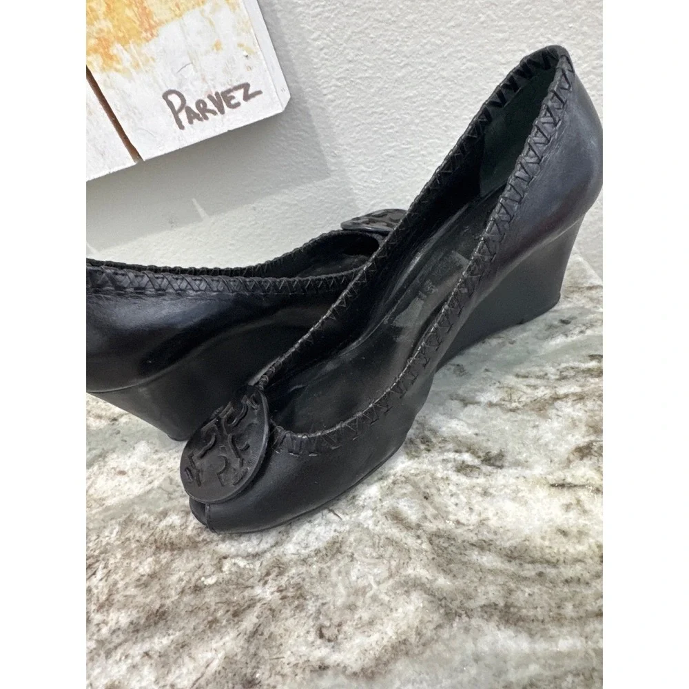 Tory Burch Suzi African peep‎ toe wedge pumps in black leather US 9.5